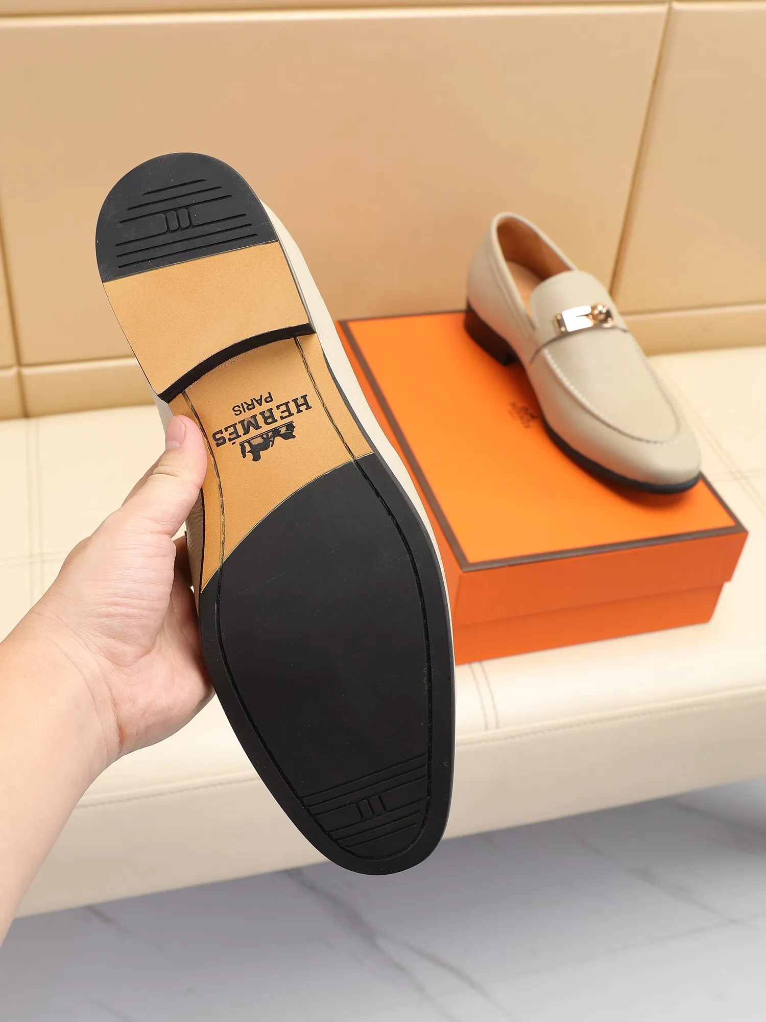 Factory price 440💶[HERMES] (cowhide lining)🍀Italian top luxury🍀He does not pursue novel styles and gorgeous colors, but attracts the favor of successful men with his flawless, elegant and classic style! This very, very comfortable, simple and stable style makes it easy to match any style! The pattern is absolutely 1:1 refined from the original case, and we strive for excellence in materials, imported cowhide + cowhide lining💪💪💪extraordinary texture👍! .Code number: 39 to 44 (38.4546 customized)